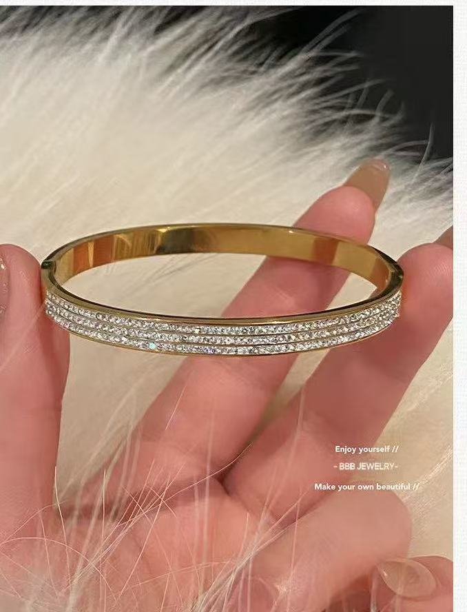 Titanium steel sparkling bracelet that doesn't fade in color