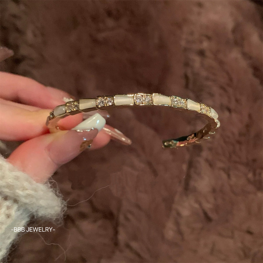 Copper-plated zircon cat's eye bracelet worn together with pig-nose chain necklace