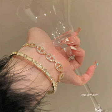 Copper-plated zircon cat's eye bracelet worn together with pig-nose chain necklace